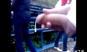 撒泡裙拍摄在妇女敲妇女裸体
